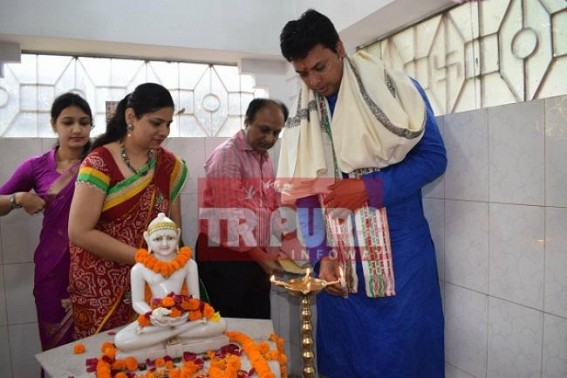 Chief Minister lightens lamp on Jain festival   